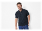 Un homme porte un polo noir à col blanc.