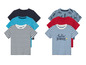 Un ensemble de quatre t-shirts à rayures, un bleu avec un imprimé de surf et un rouge.