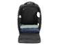 Sac à dos noir ouvert avec des vêtements pliés à l'intérieur