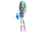Poupée Monster High avec des cheveux bleus, une robe à carreaux noir et blanc et des bottes roses.