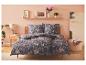 Parure de lit fleurie, style floral, tons pourpres et gris.