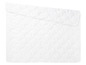 Une couette blanche avec un matelassage ondulé.