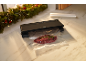 Machine sous vide avec viande et romarin, guirlande de Noël en arrière-plan.
