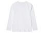 Un t-shirt blanc à manches longues.