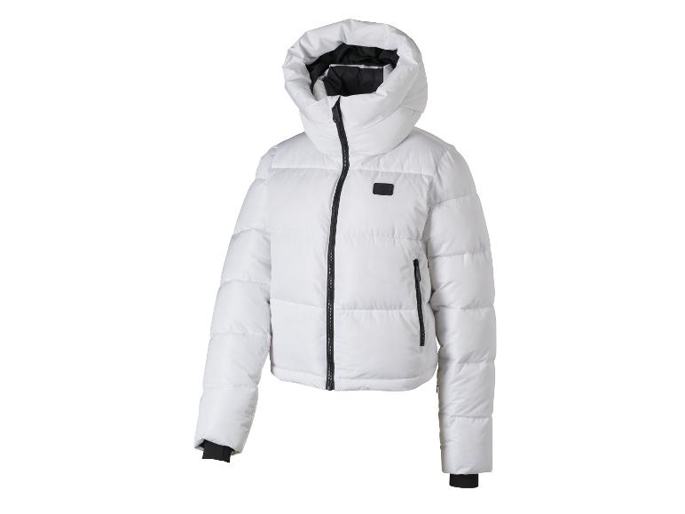 Doudoune blanche avec capuche et fermetures éclair noires.