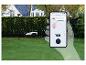 Tondeuse robot dans un jardin avec une application smartphone pour la création de cartes.