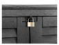 Une boîte de rangement noire avec un cadenas.