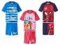 Trois ensembles de maillots de bain pour enfants: bleu avec des chiens de dessin animé, rose avec des chiots de dessin animé et rouge/bleu marine avec un super-héros.