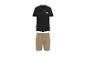 T-shirt noir avec le texte 'ROAD TRIPPIN' et short beige.