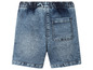 Un short en jean avec une poche arrière.