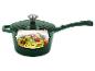 Casserole verte avec couvercle, remplie de spaghettis de courgettes, tomates cerises et pignons de pin.