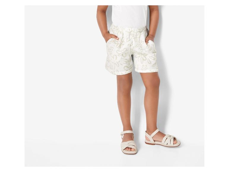 Shorts fleuris et sandales pour enfant.