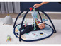 Bébé sur un tapis de jeu à thème poulpe et baleine.