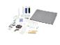 Kit d'accessoires de couture avec fils, aiguilles, pieds-de-biche et outils divers.