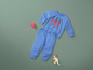 Un sweat-shirt et un pantalon bleus avec un imprimé de carottes pour bébés.