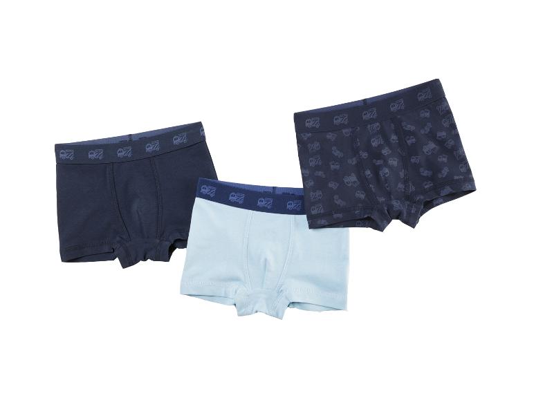 Trois caleçons pour enfants avec des motifs de voitures.