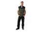Homme portant un pantalon noir, un gilet en polaire Parkside et des chaussures de travail noires.