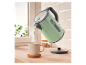 Bouilloire SilverCrest vert menthe versant de l'eau dans une tasse.