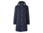 Un imperméable bleu marine à capuche.