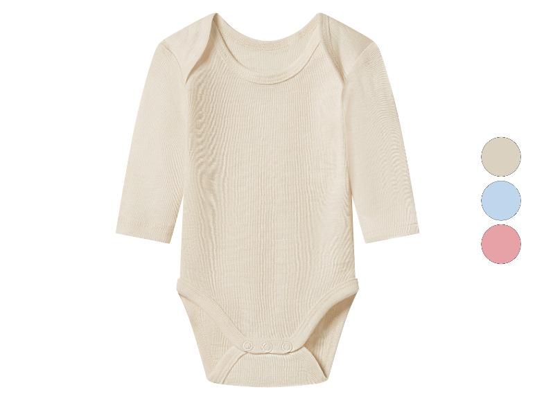Body bébé à manches longues beige avec boutons-pression, présenté avec les options de couleur beige, bleu et rose.