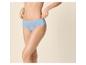 Femme en culotte de coton bleu clair, ajustant la taille.
