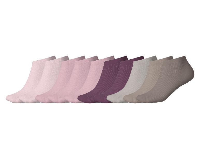Une rangée de dix socquettes dans différentes nuances de rose, violet et gris.