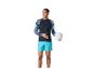 Homme en t-shirt à manches longues et short, tenant un ballon de volley.