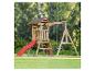 Aire de jeux en bois avec toboggan rouge et balançoires dans un jardin vert.
