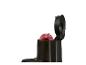 Un presse-agrumes noir avec une pomme rouge à l'intérieur.