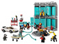 Figurines LEGO Iron Man, véhicules et un laboratoire.