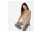 Un mannequin porte une chemise beige et un pantalon cargo vert.