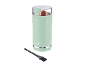 Moulin à café vert menthe avec café moulu et brosse de nettoyage.