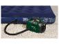Pompe à air électrique PARKSIDE gonflant un matelas gonflable bleu sur un tapis.