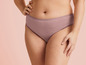 Une femme portant une culotte rose.