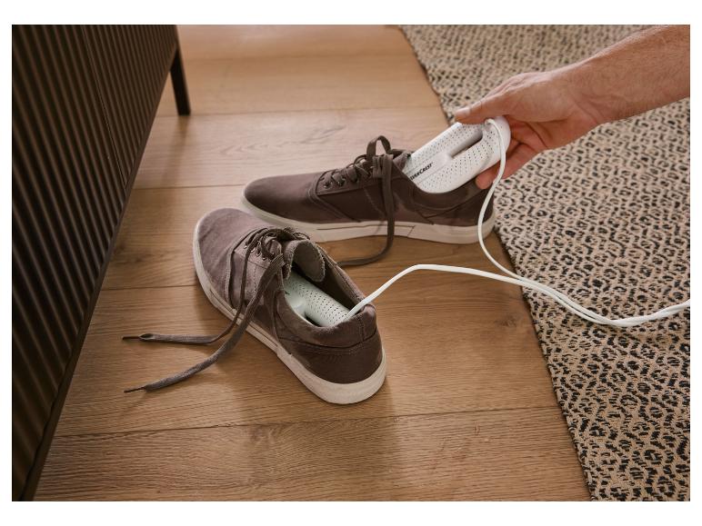 Un séchoir à chaussures Silvercrest dans des baskets marron.