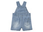 Une salopette en jean pour bébé.