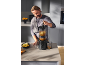 Homme utilisant un extracteur de jus pour faire du jus frais dans une cuisine moderne.