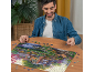 Un homme souriant assemble un puzzle coloré sur une table ronde en bois.