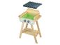 Un barbecue en bois pour enfant avec une plaque de cuisson verte et une grille amovible.