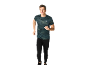 Coureur masculin en t-shirt camouflage et collants noirs.