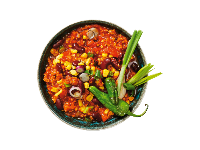 Chili con carne avec haricots, maïs, oignon et poivrons verts dans un bol.