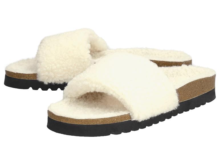 Claquettes en fourrure moelleuse sur une plateforme.