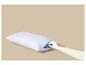 Oreiller blanc matelassé avec une main ajustant le rembourrage en mousse bleue déchiquetée
