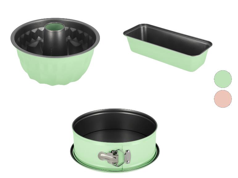 Moule à gâteau vert: un moule à savarin, un moule à pain et un moule à charnière.