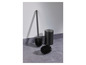 Une brosse de toilette noire et une poubelle noire.