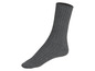 Une paire de chaussettes grises à côtes.