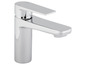 Un robinet de salle de bain chromé au design moderne.