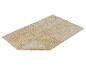 Tapis de bain beige moelleux.