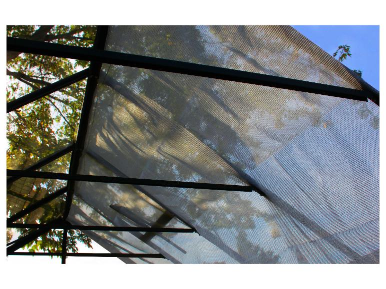 Une structure métallique noire avec un filet blanc