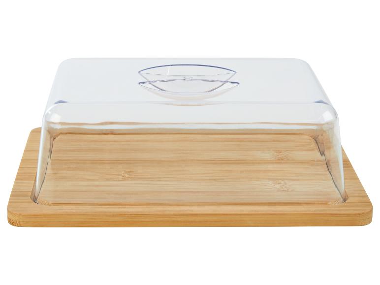 Plateau en bambou et cloche en plastique transparent.
